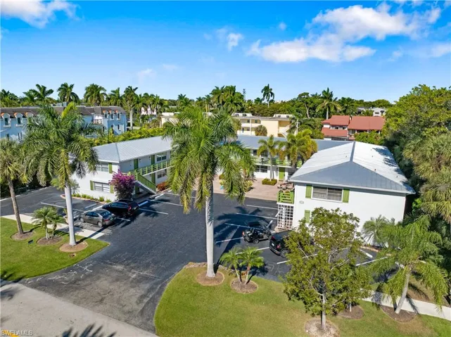975  9th S AVE, Naples, FL 34102