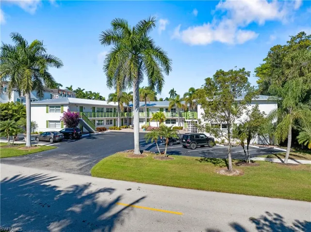 975  9th S AVE, Naples, FL 34102