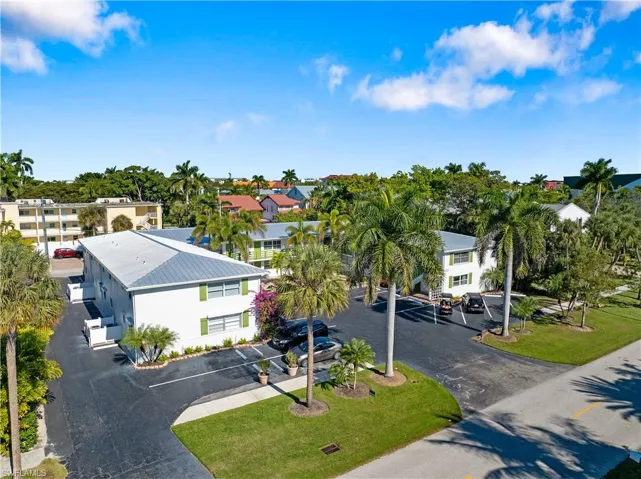 975  9th S AVE, Naples, FL 34102