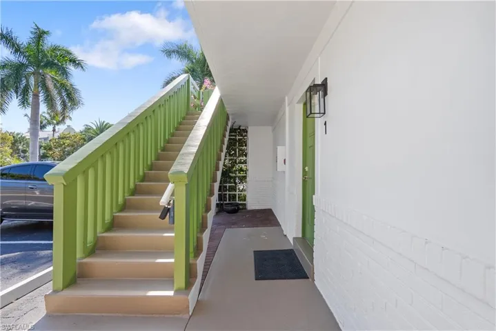 975  9th S AVE, Naples, FL 34102