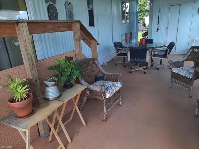 Side screened lanai