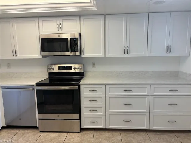 513 Lake Louise Cir 101, Naples, Florida 34110