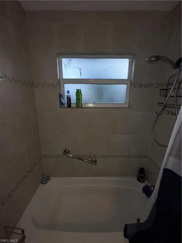 Bathroom with tiled shower / bath combo
