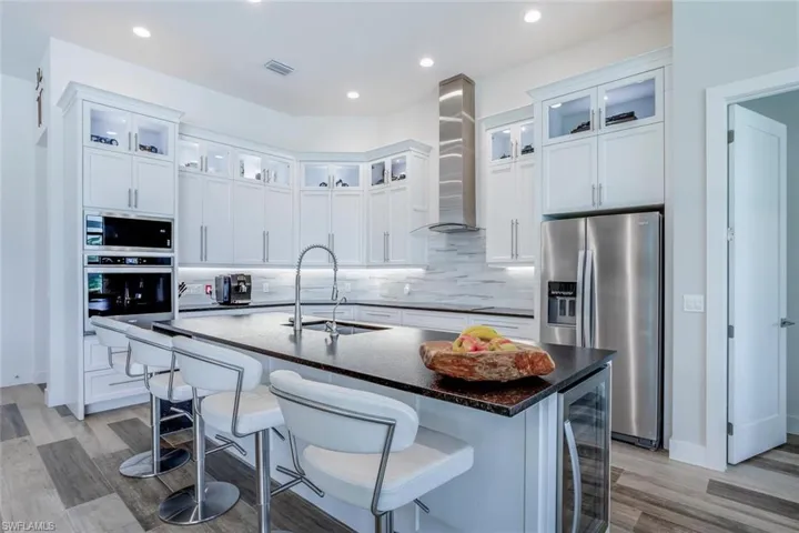 Modern white Kitchen