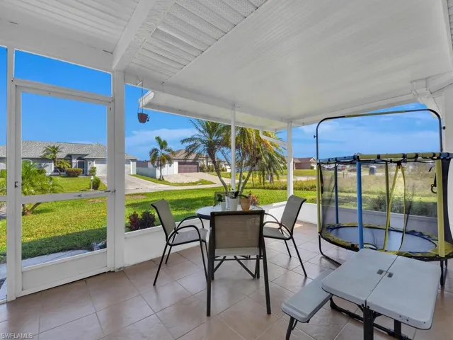 Large Front Screened Sitting Area