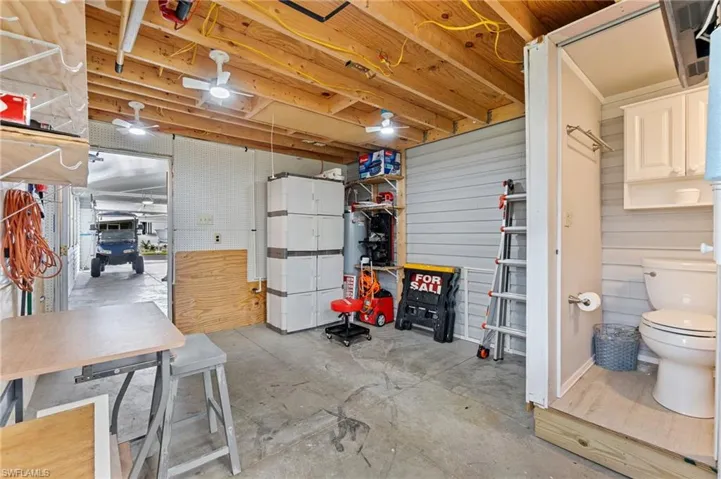 Full bathroom with shower in the workshop