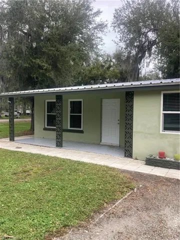 View of front of home featuring a front yard