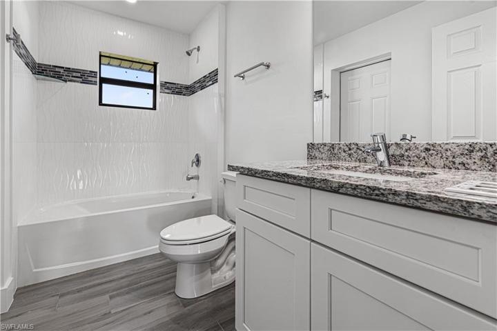 2nd bathroom + Tub