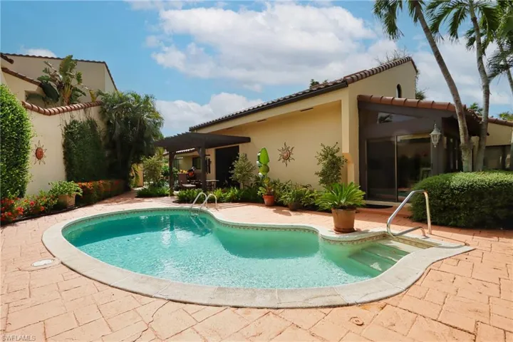 Pool & Courtyard