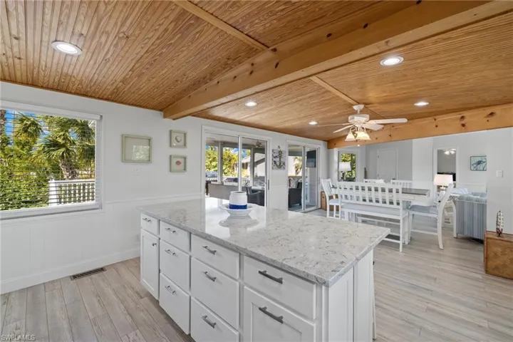 Kitchen Island/Dining Area