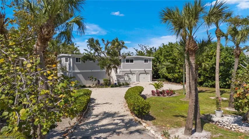 Front Exterior/Yard