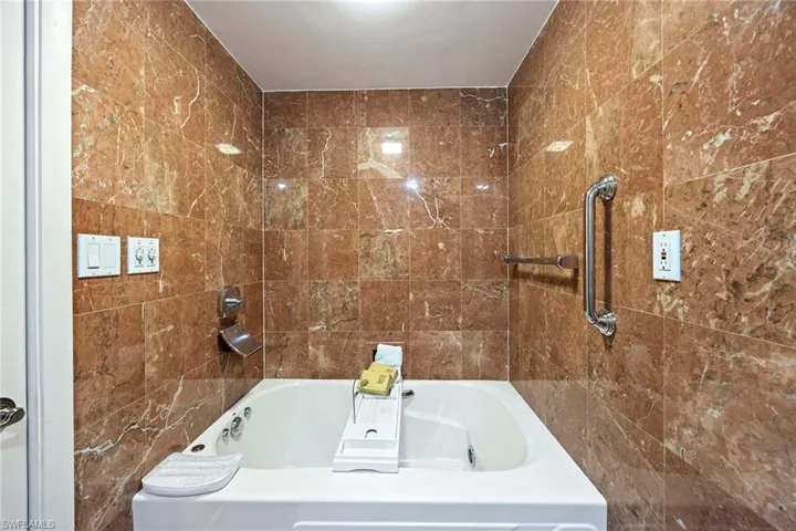 4031  Gulf Shore N BLVD, Naples, FL 34103