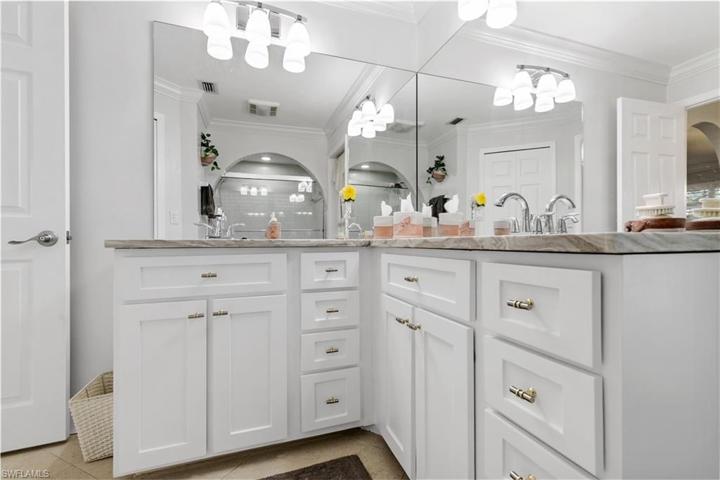 Guest bath with 2 sinks