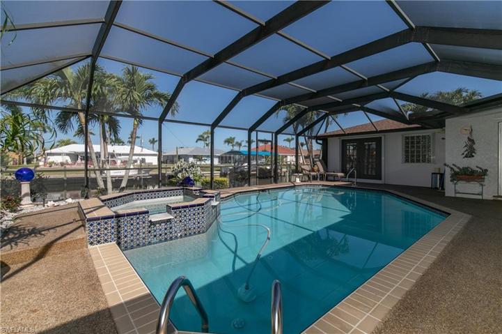 Heated pool and integrated spa
