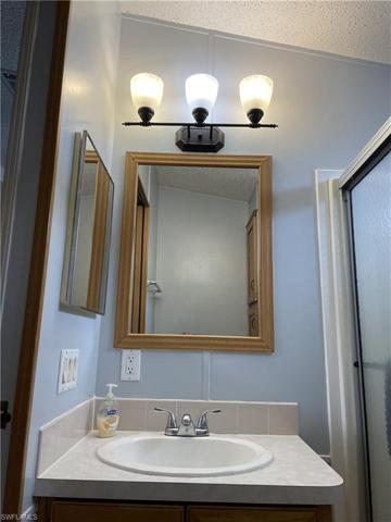 Single vanity, tub/shower. Both bathrooms are the same.