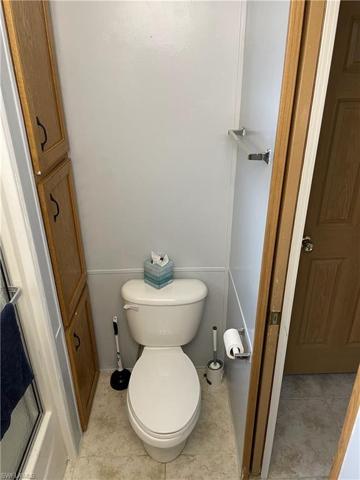 Single vanity, tub/shower. Both bathrooms are the same.