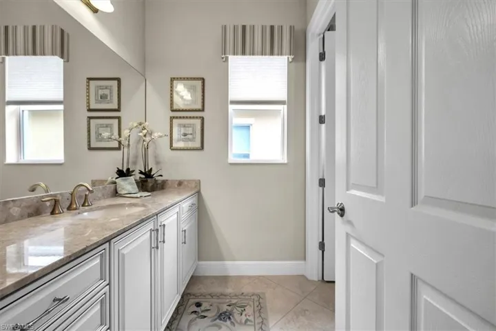 Large guest bath with dual sinks