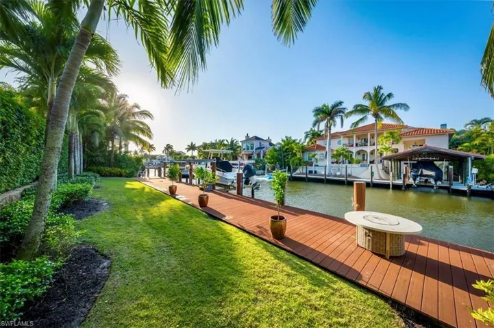 Enjoy easy, bridge-free boating to the gulf