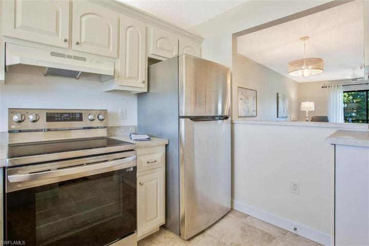 Pass thru to the dining area is so convenient for entertaining