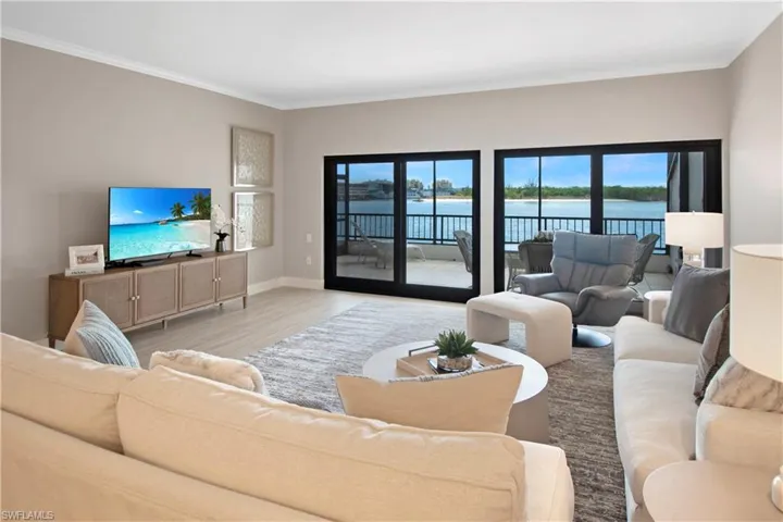 105  La Peninsula  BLVD, Naples, FL 34113