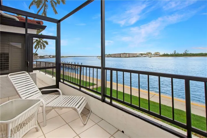 105  La Peninsula  BLVD, Naples, FL 34113