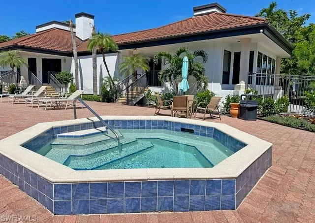 105  La Peninsula  BLVD, Naples, FL 34113