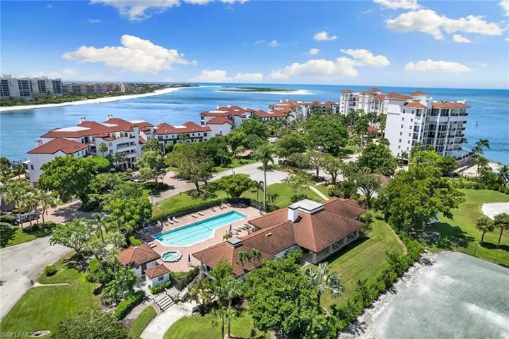 105  La Peninsula  BLVD, Naples, FL 34113
