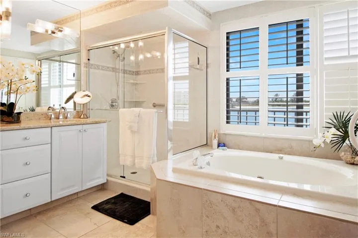 105  La Peninsula  BLVD, Naples, FL 34113