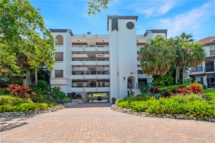105  La Peninsula  BLVD, Naples, FL 34113