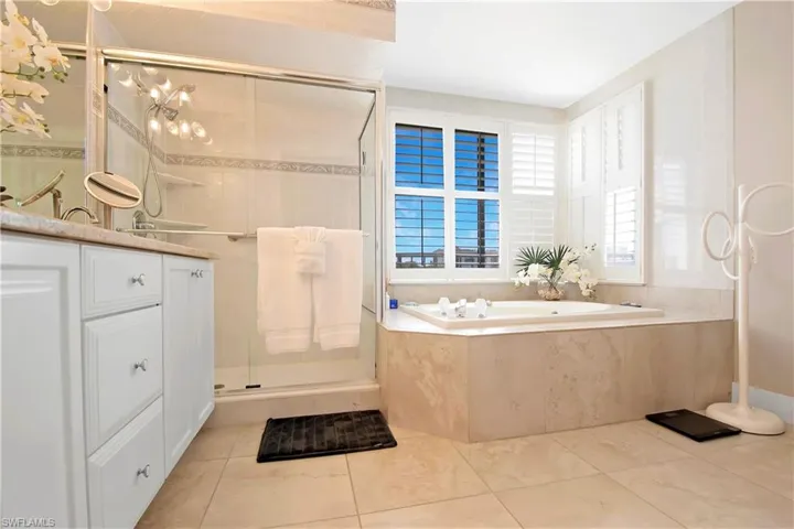 105  La Peninsula  BLVD, Naples, FL 34113