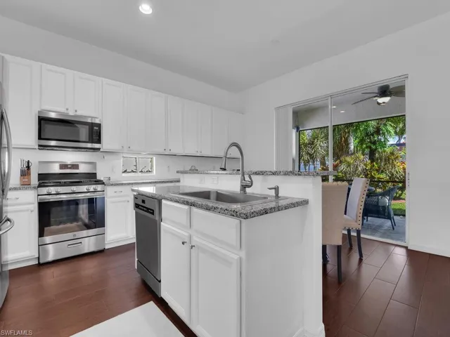 Kitchen w/ Island