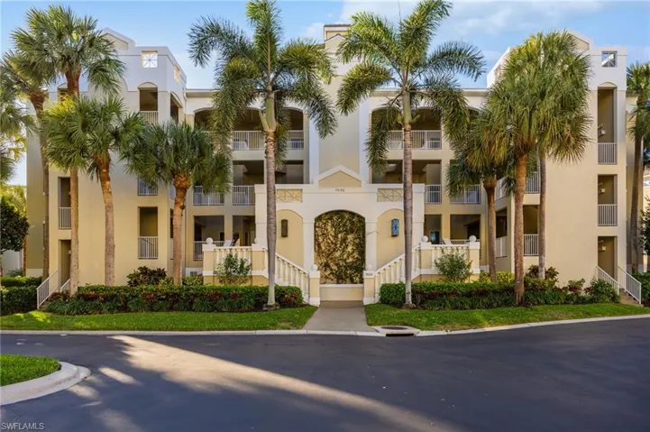 7686  Pebble Creek  CIR, Naples, FL 34108