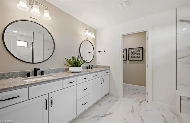 Interior photos are of a staged model home. Illustration purposes only. Options may vary.