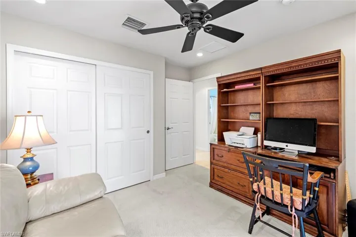 Guest bedroom w/closet