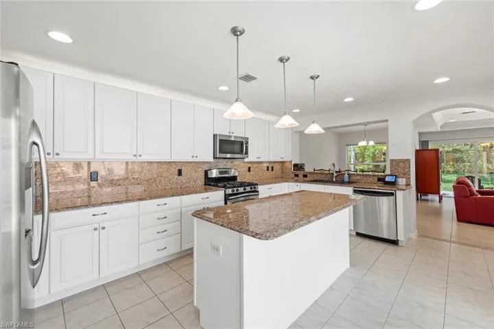 Light bright kitchen, w/ample counter space/cabinets