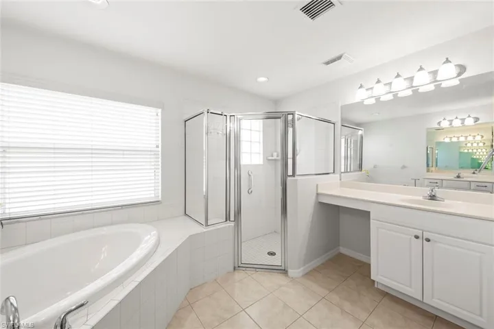 Master bath w/dual vanities, makeup area