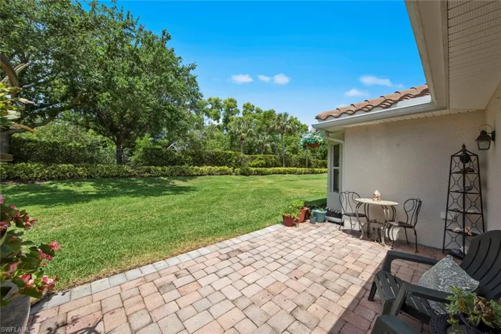 Rear lanai/back yard