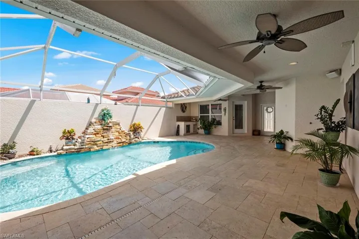 Large covered area to relax in the shade