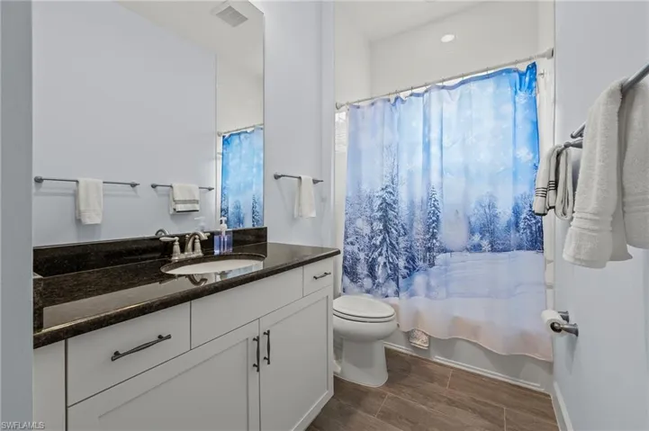 Full bathroom featuring vanity, toilet, and shower / bath combo