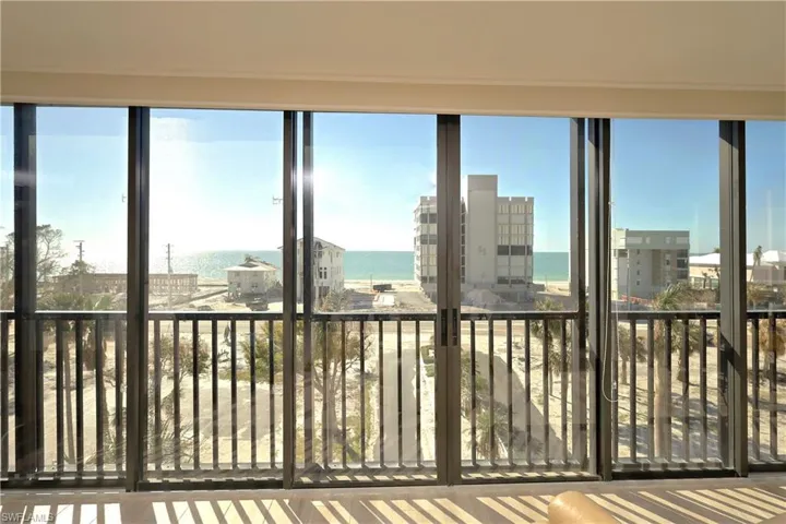 The Perfect 4 Seasons Room, with screen and sliders to let in the soft sea breeze!