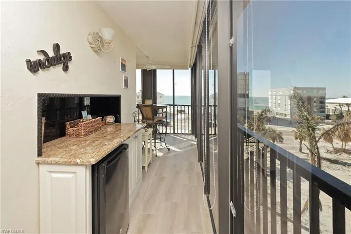 Wrap-around balcony! Corner Unit!