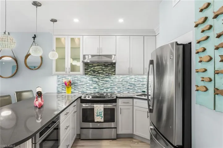 Undermount microwave, recessed lighting, beautiful counter tops/large breakfast bar.