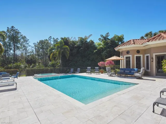 Integrated pool / hot tub with a patio area and outdoor seating