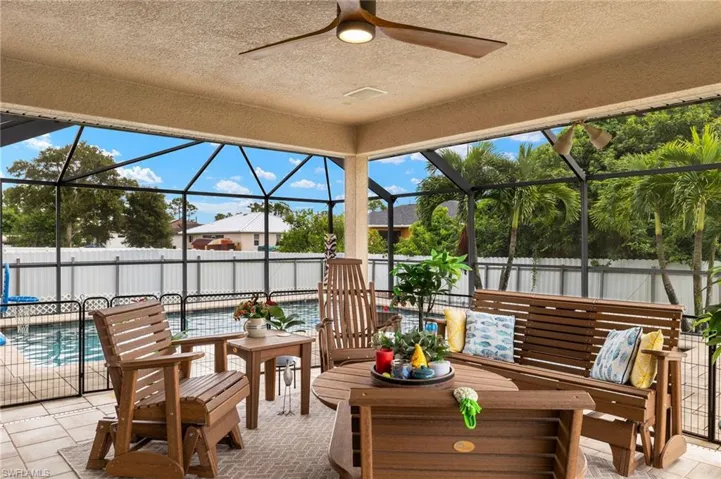 Sunroom / solarium with ceiling fan