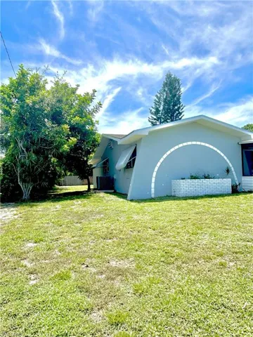 Side left yard