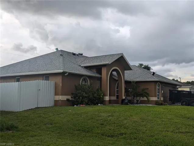 View of front facade with a front lawn
