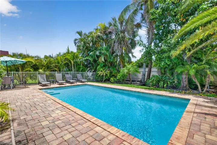 563 105th Ave N, Naples, Florida 34108
