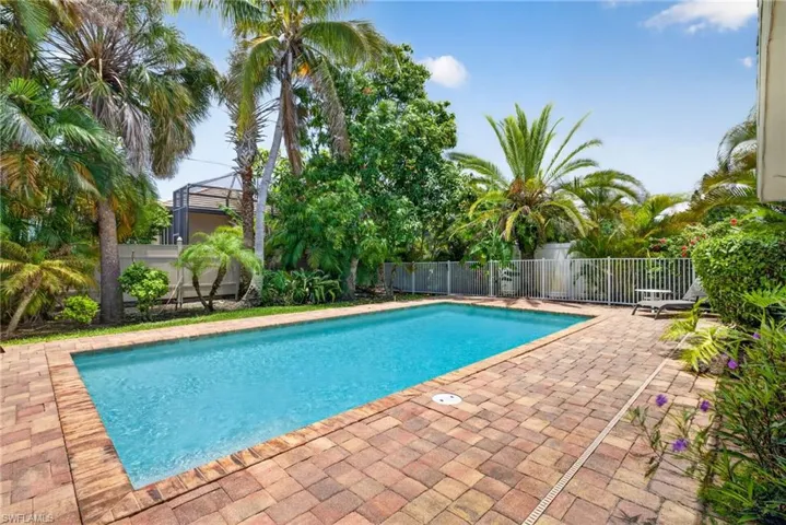 563 105th Ave N, Naples, Florida 34108