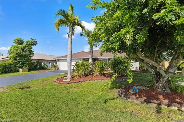 View of front facade with a garage and a front yard
