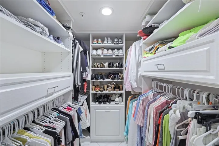 Master Bedroom Walk In Closet